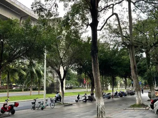 Haikou Muyue Intelligent Hotel (Wuyue Plaza High-speed Railway East Station)