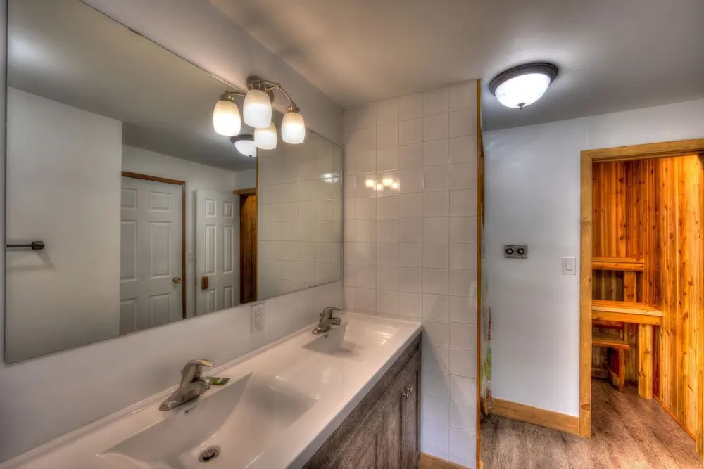 Spacious 8 bdrm Blue Mountain Cottage, Perfect for Large Groups, Private Beach, BBQ, Hot Tub, Sauna