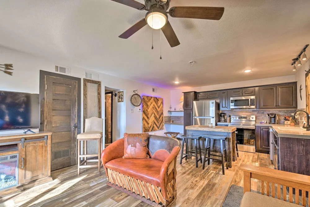 4 Mi to Dtwn: Rustic Fort Worth Apt