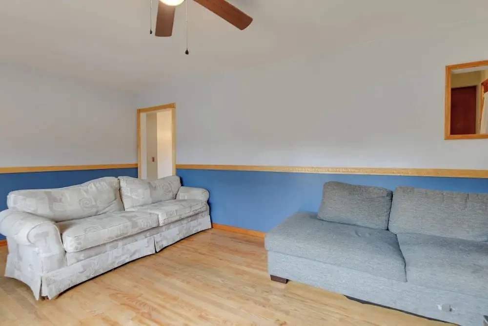 15 Mi to Cochran's Ski Area: Cozy Home w/ Yard!