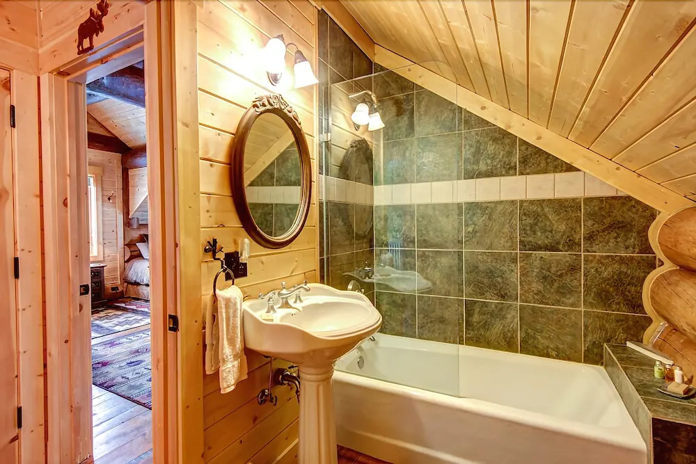 #1686 Custom Built Log Cabin - Indiana Creek Lodge - True Gem With Log Cabin Ambiance!