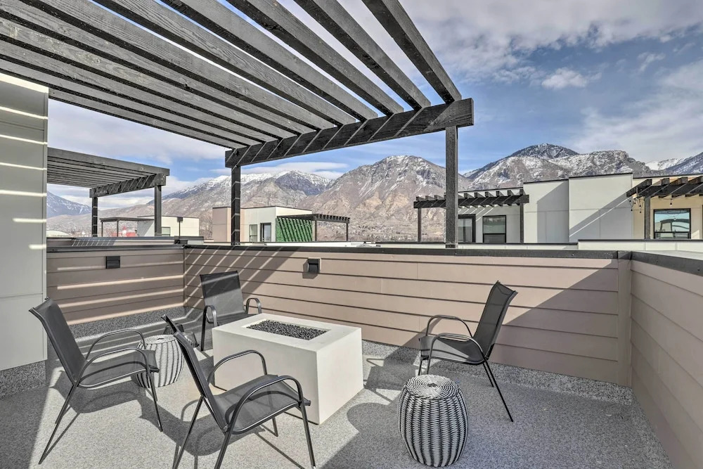 Chic & Sunny Provo Townhome w/ Rooftop Deck!