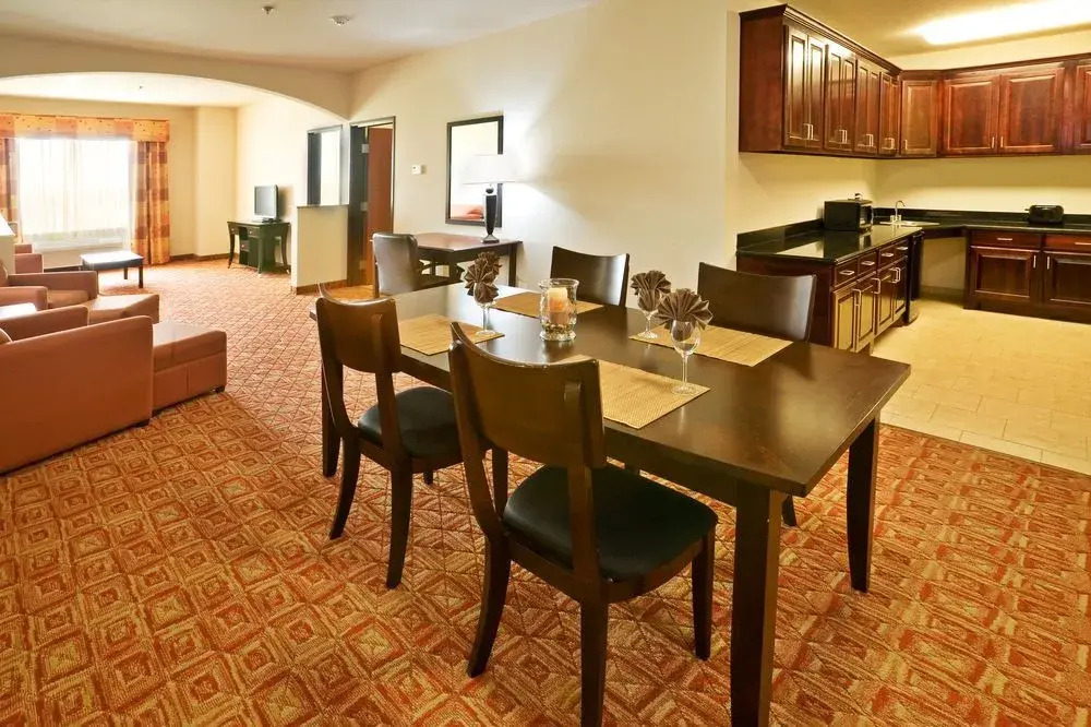 Holiday Inn Express & Suites Denison North-Lake Texoma