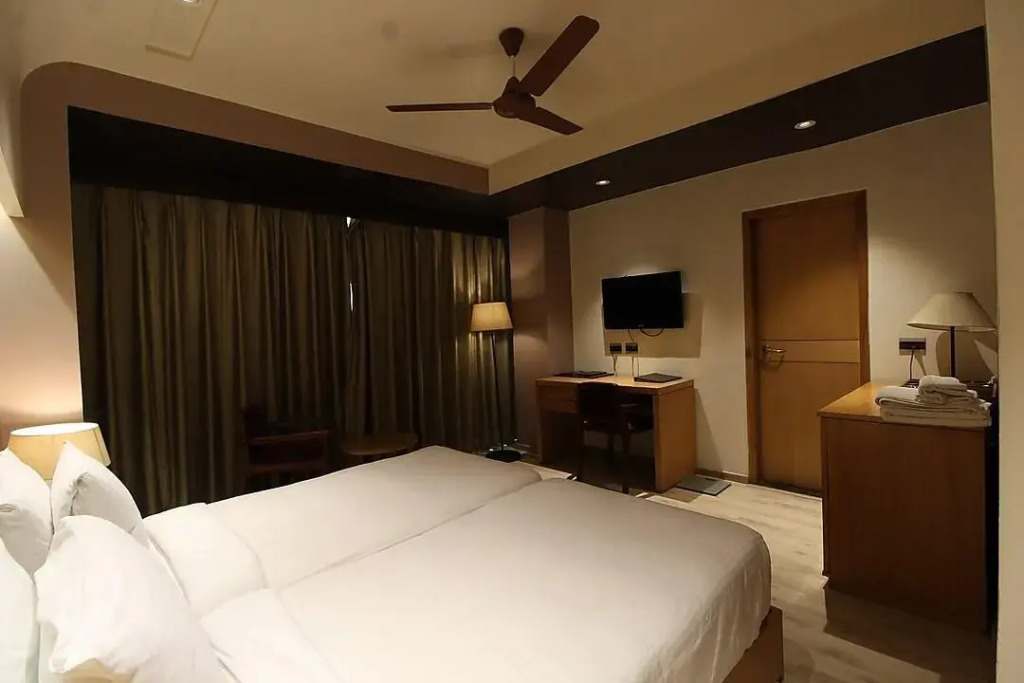 Hotel Charan Plaza