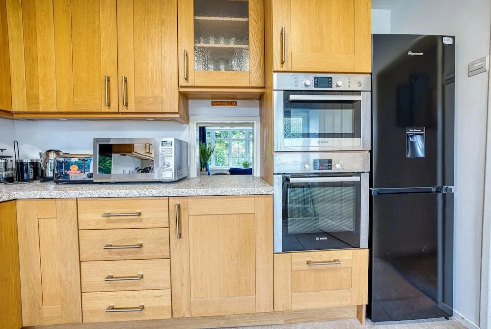 Modern 3BR House Wednesbury Garage