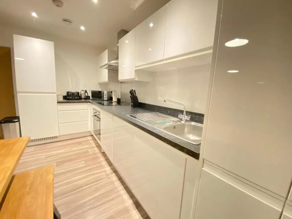 3 Bedrooms doubles or singles, 2 PARKING SPACES! WIFI & Smart TV's, Balcony