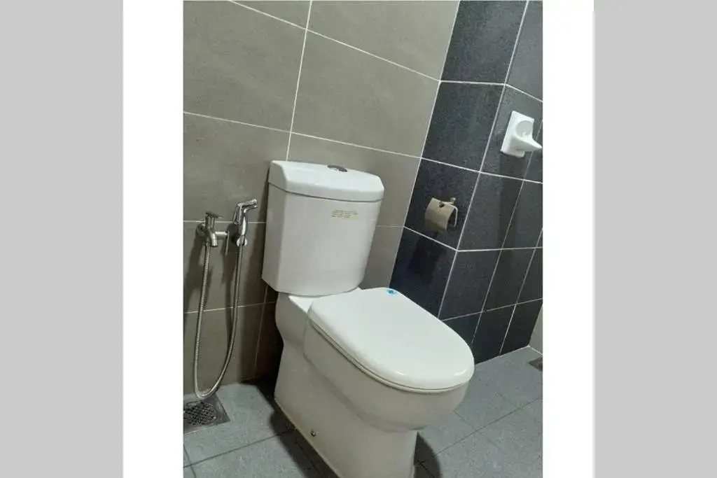 HB1614 ,Cyberjaya, Lake view, WiFi, Netflix, Free Parking, Gym, Swimming Pool, Basket Ball Court, Family play area