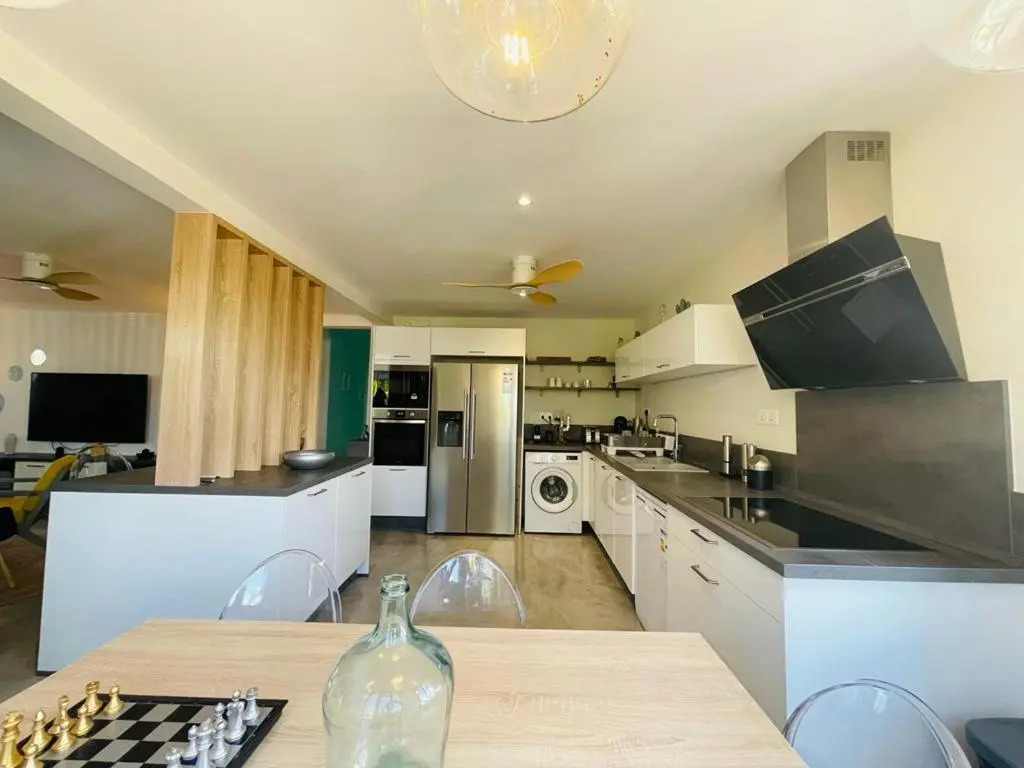Modern apartment - Excellent location 50m from the beach, restaurants, bars, shops