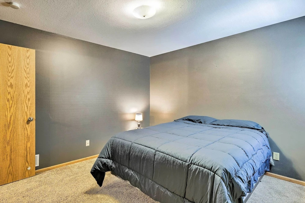 Elwood Townhome w/ Patio - 7 Mi to Johnson Lake