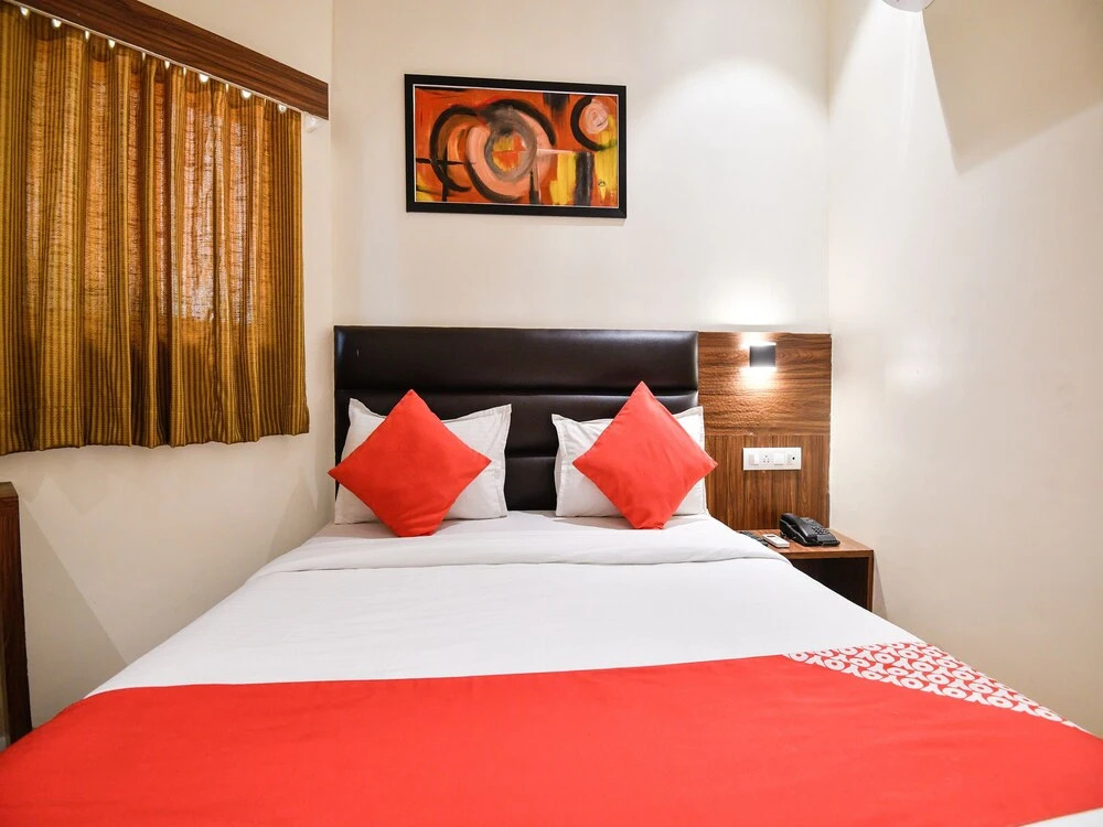 OYO 15535 Deluxe Residency