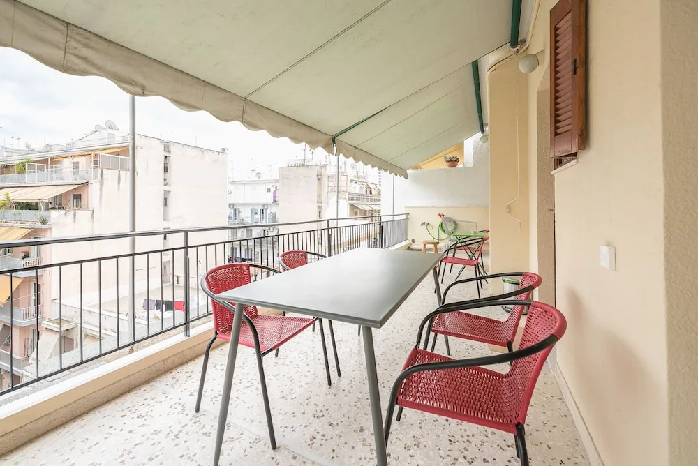 Bright 2 Bed Apartment by Cloudkeys