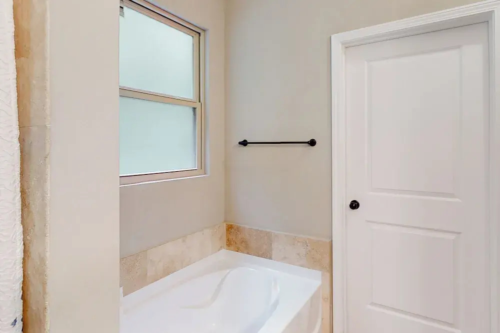 2 Mi to Beach! Group-friendly Navarre Getaway