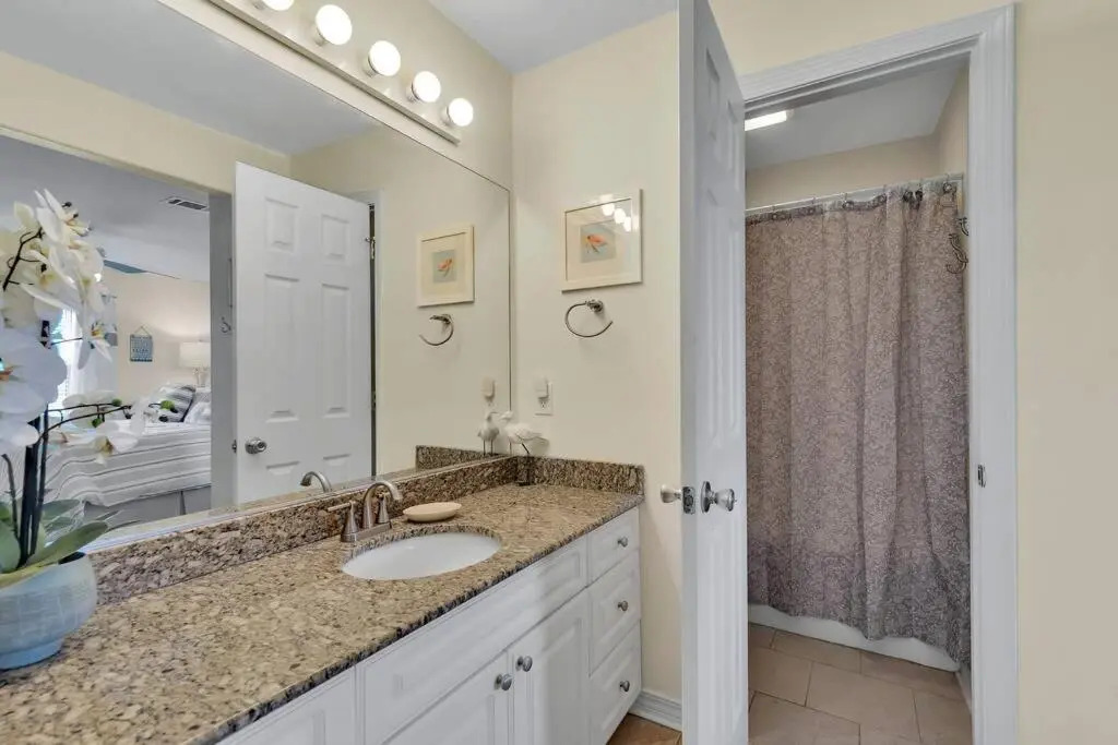 2bd 2ba 1st floor condo WALK TO BEACH