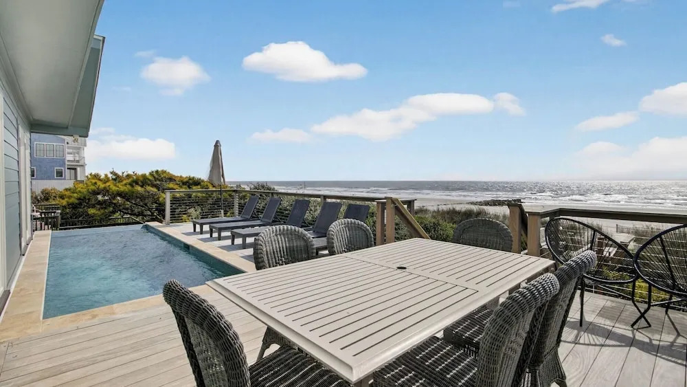 Lighthouse by Avantstay Beachfront View Home w/ Pool Table & Ping Pong