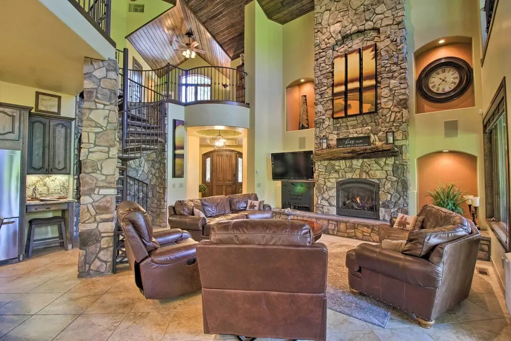 Centrally Located: Lavish Pinetop Paradise!
