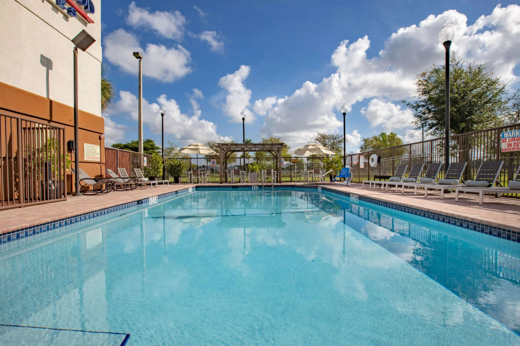 Sonesta Simply Suites Miami Airport Doral
