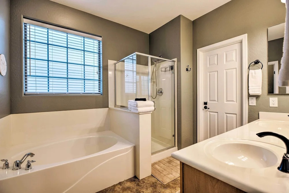 Family Home w/ Pool, BBQ & Fire Pit in Goodyear