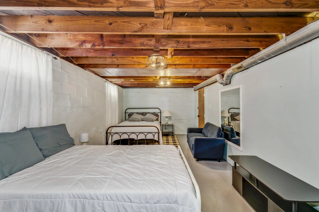 Cute, Cozy and Cheerful 3 Bedroom House!