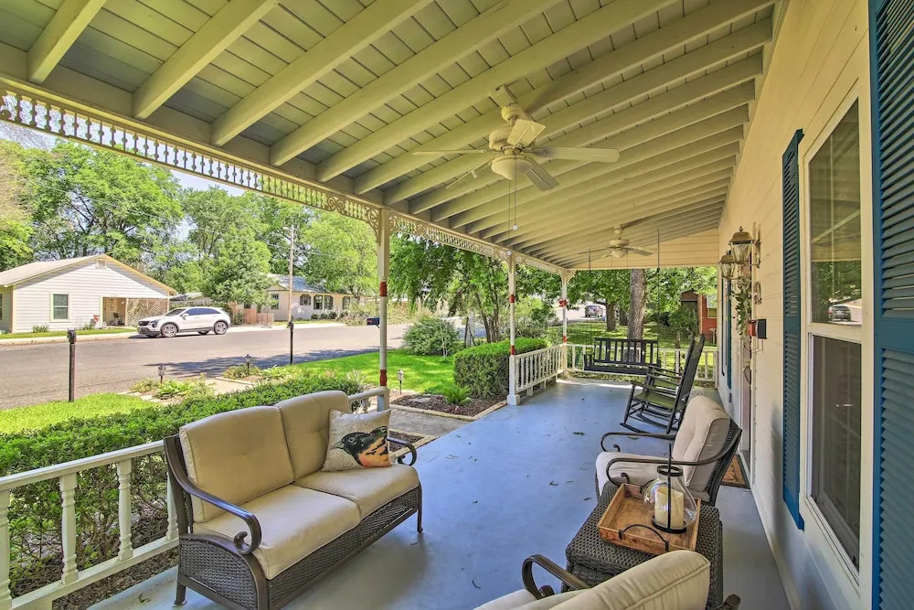 Grand Fredericksburg Retreat - Walk to Main St!