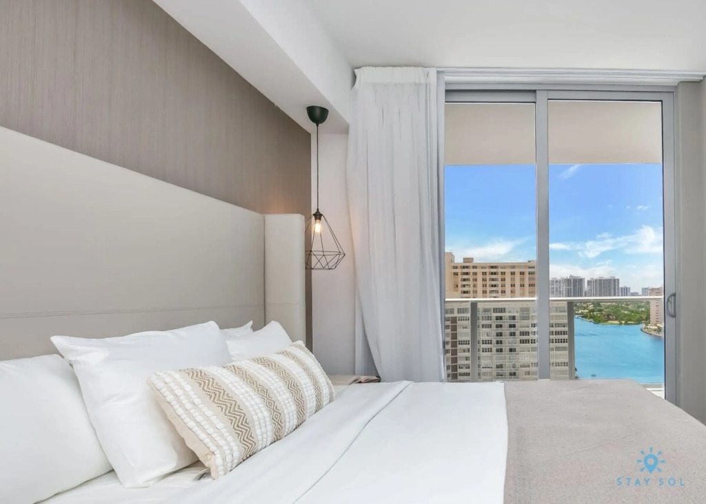 Corner Balcony -Enjoy 360   Views  Near Beach  Pool, Hollywood