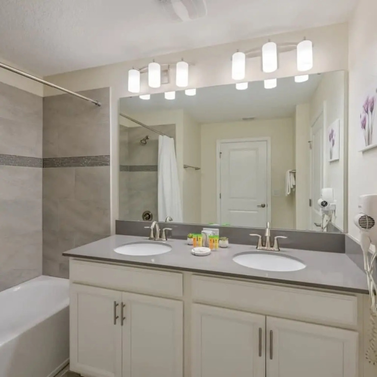 Magical Retreat - A Spacious Villa 10 min From Disney
