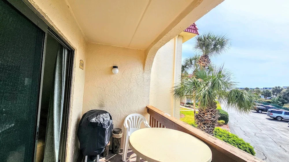 St Augustine Beach Retreat~ Oceanfront Resort 2 Pools Hot Tubs Pickleball, Trolley!