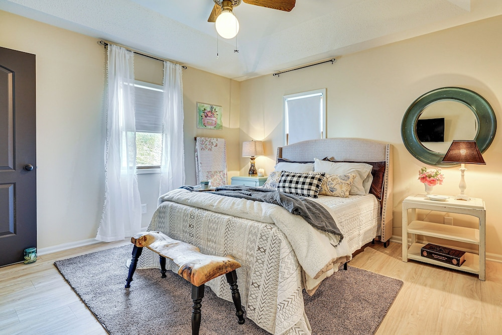 Zanesville Apartment w/ Porch - 3 Mi to Downtown!
