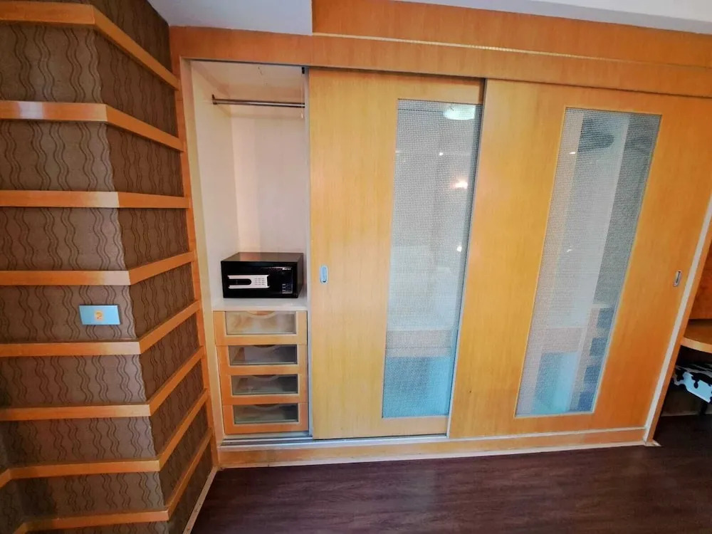 2D - 3 Bedroom Downtown Apartment With Shared Pool