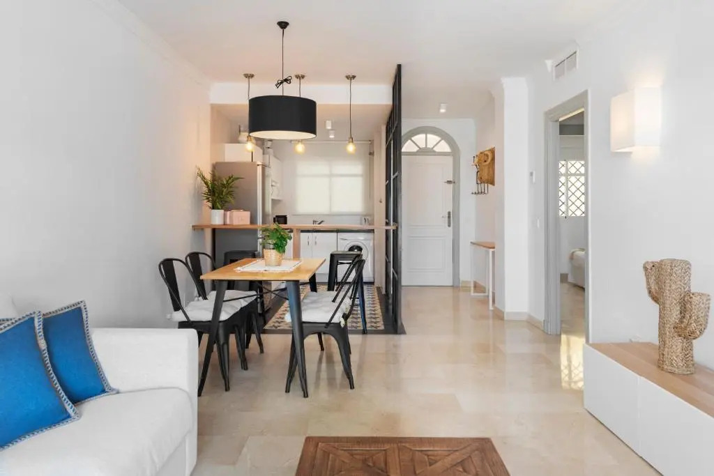 Bright 2 Bedroom apartment with parking space and swimming pools in Aloha Gardens