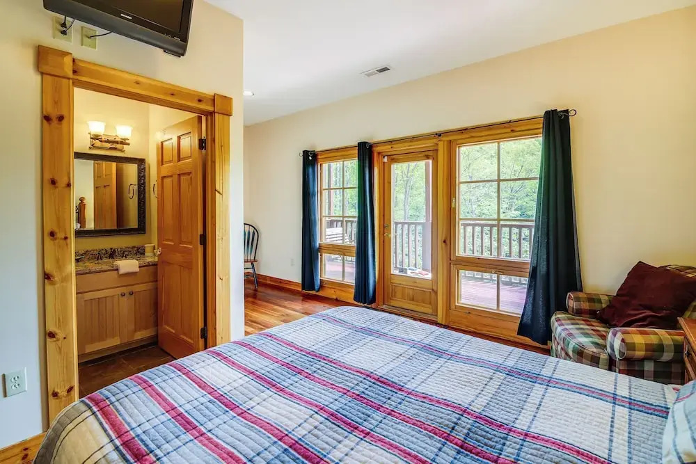 Upscale Mtn-View Smokies Cabin: Hot Tub & Fire Pit