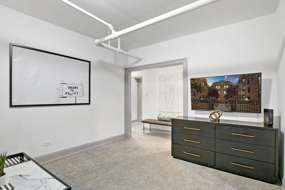 Front Garden 1BR Apt in Lakeview