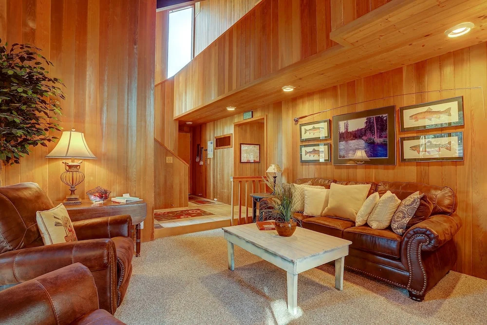 22 Rogue Home with Private Hot Tub, BBQ, and Game Room by RedAwning