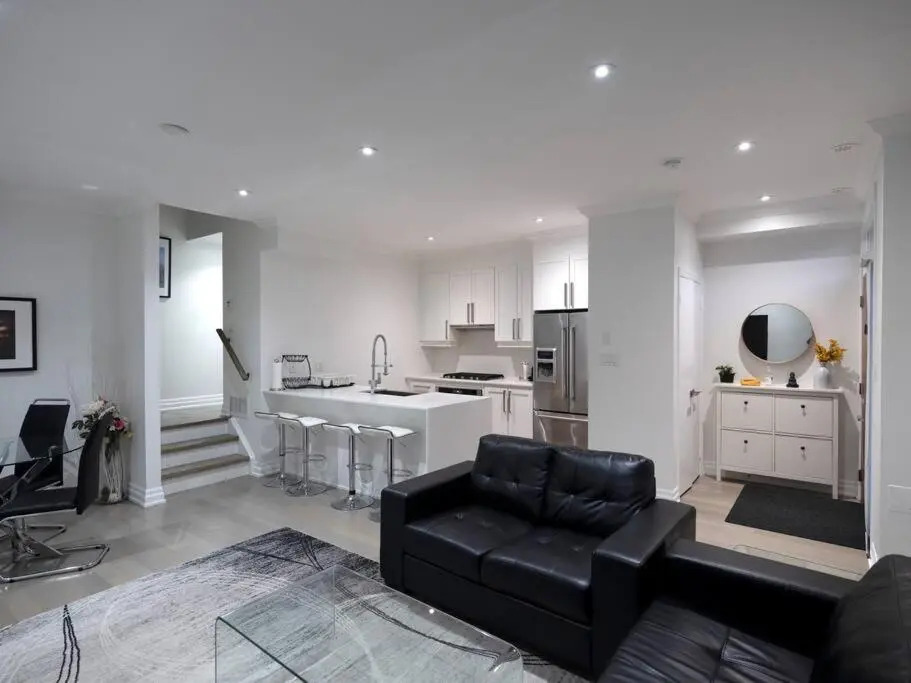 Elegant 2000 Sq ft 3BR urban Town House 2 Parking