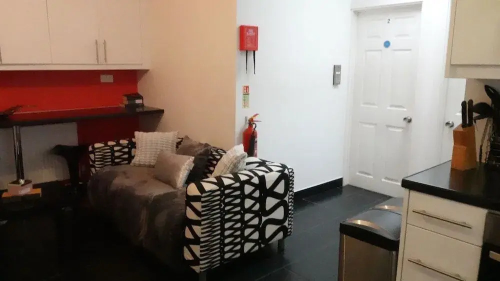 Private on suites- Private Bathroom every room-1 Bus to Heathrow Airport