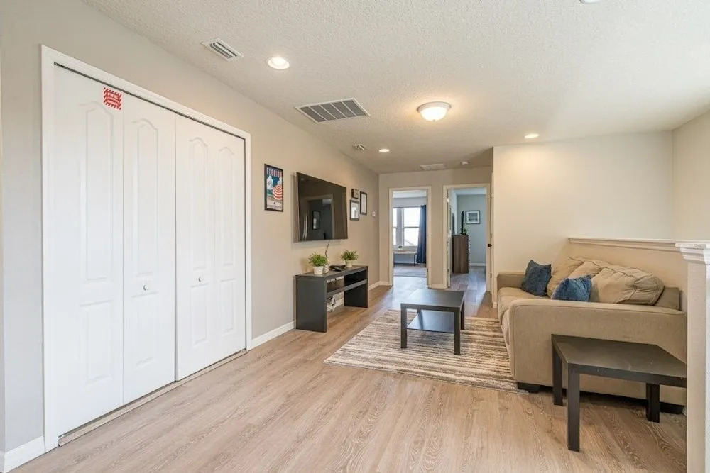 Lovely 5br Townhouse At Windsor At Westside 5 Bedroom Townhouse by RedAwning