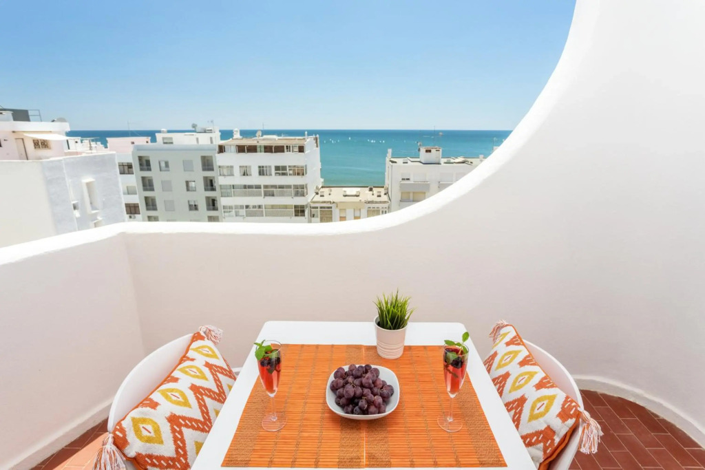 Modern ocean view apt 2 min walk to beach