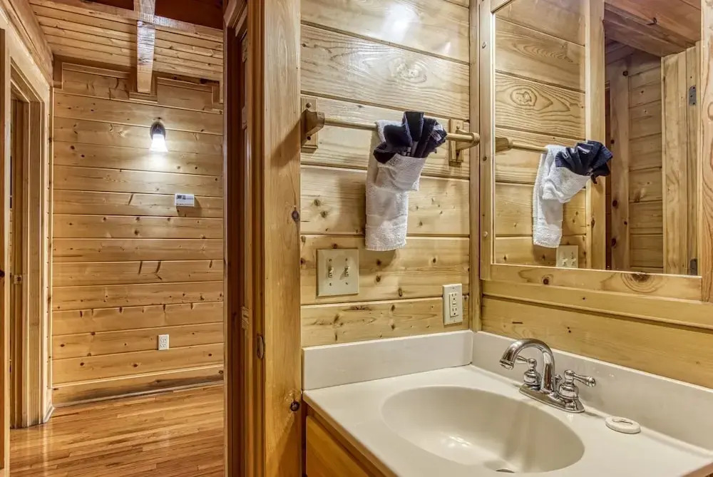 ERN864 - The Cedars - Great Location! Close To All The Action! cabin