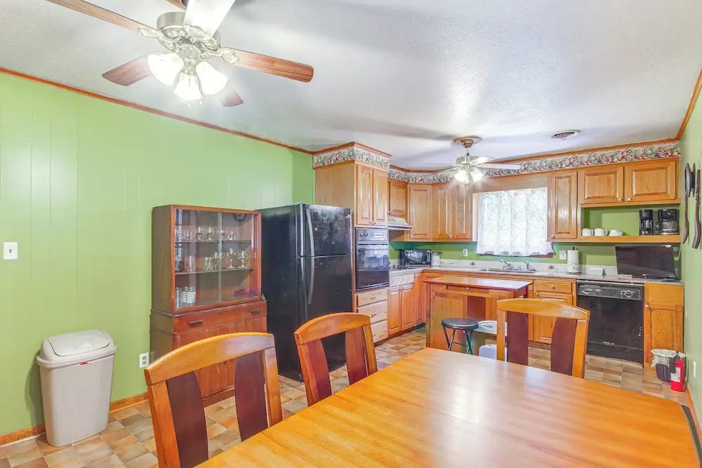 Inviting Vicksburg Home w/ Patio + Charcoal Grill!