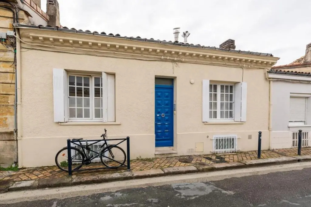 Furnished Apartment Near Palais de la Justice With 2 Bedrooms & a Garden