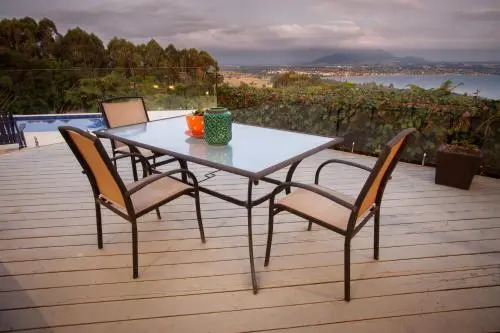 Acacia Bay Lodge Bed & Breakfast