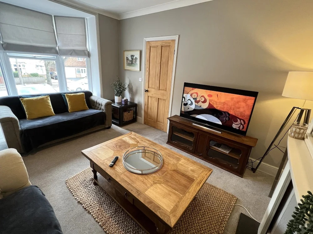 Refurbished Victorian Villa- Free Parking- Sleeps6