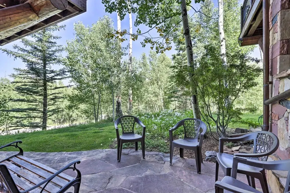 Upscale Ski-in/ski-out Escape w/ Deck + Grill
