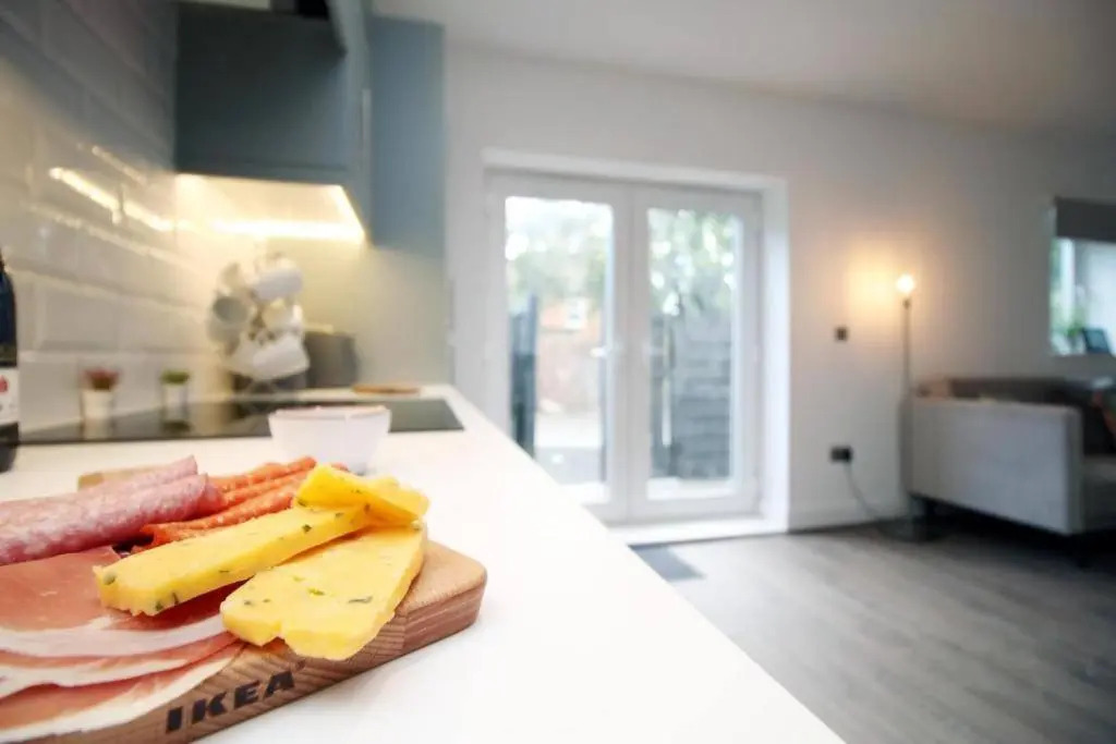 16 North Road Flat 2 by Mia Living Free Parking On Site