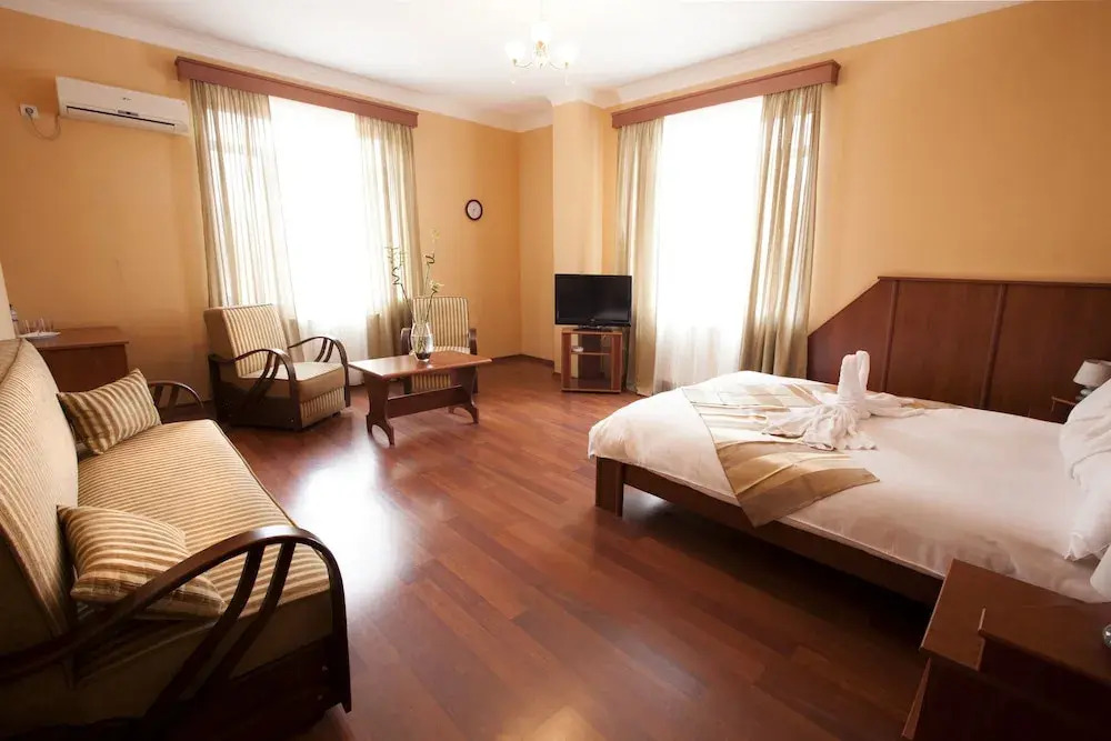 Aristocrat Hotel
