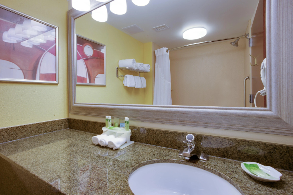 Holiday Inn Express Hotel & Suites Charleston - Northwoods by IHG