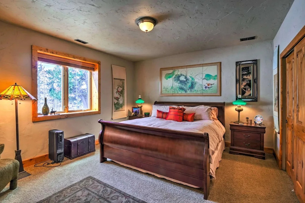 Luxury , Views, Hot Tub & Chef Kitchen 4 Bedroom Home by RedAwning