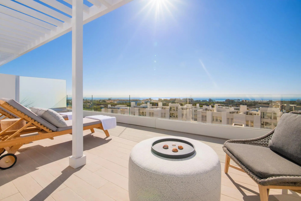 LM352B- Spacious family penthouse with sea view