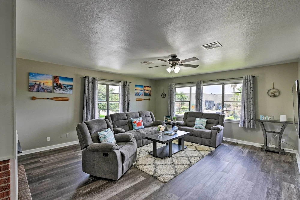 Spacious + Modern Family Duplex in Galveston!