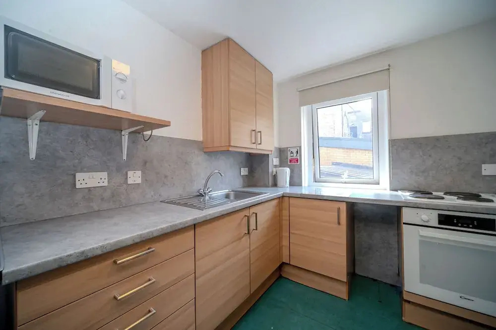 JOIVY Budget 4,5 and 6 bed private flats, in Historic Old Town - Adults Only