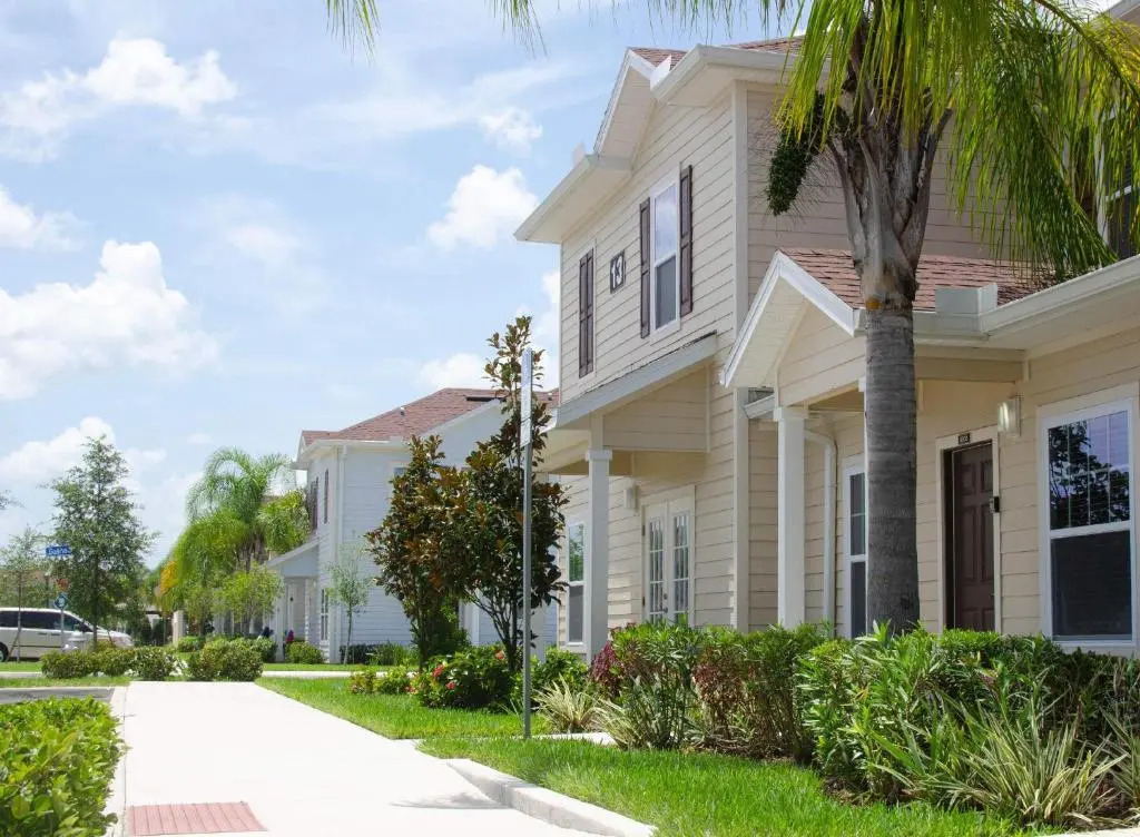 Luxury bedroom townhouse comfortable sleeps 8 Super close to Disney
